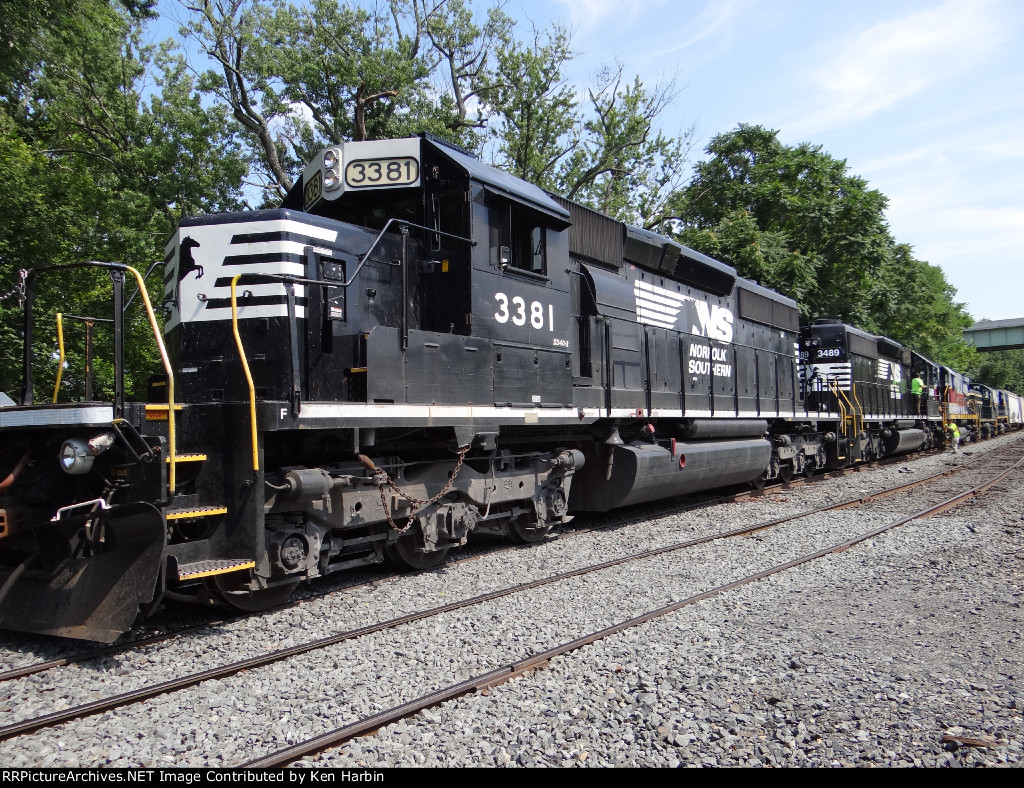 NS SD40s breaking off